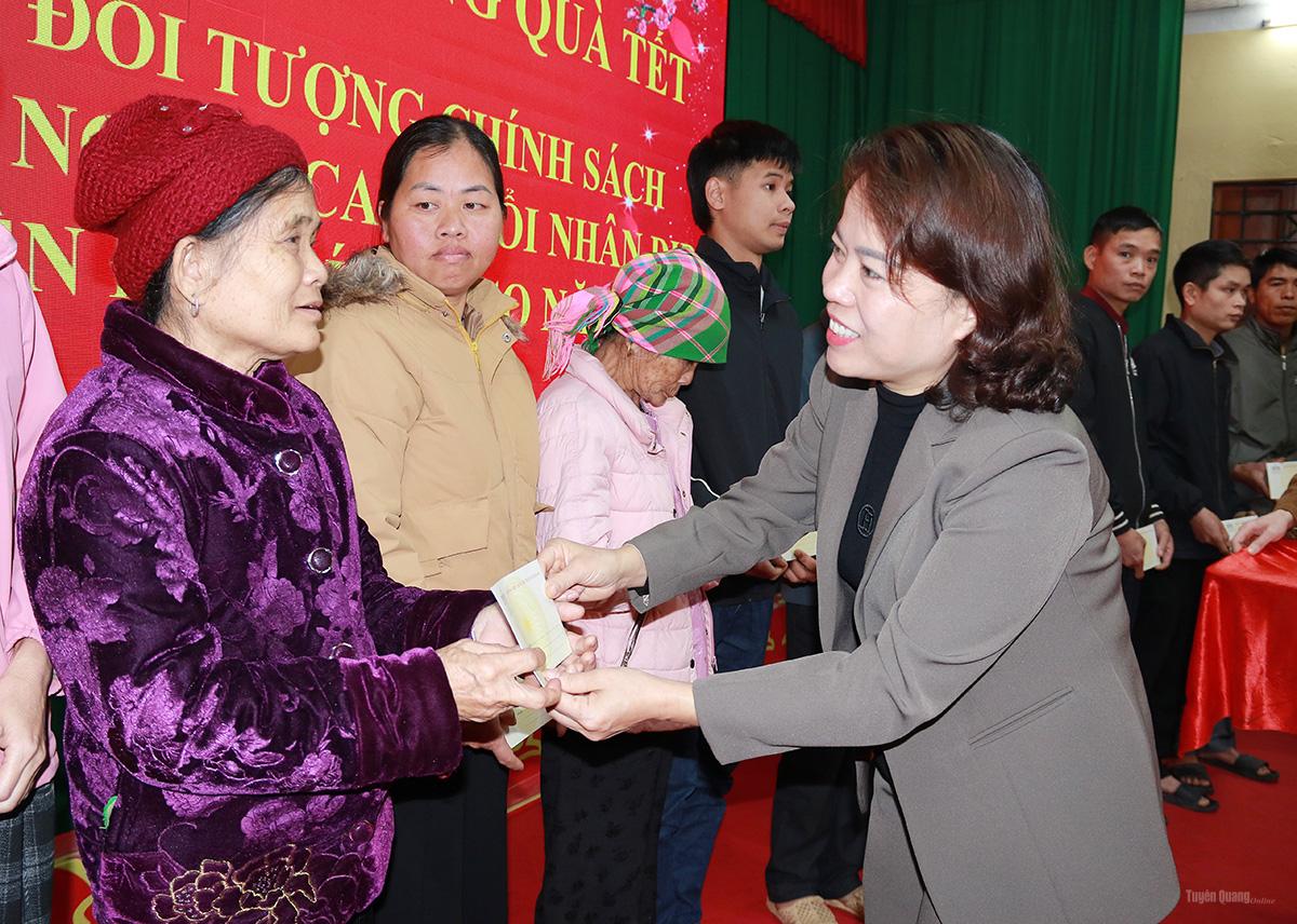 Trưởng đoàn ĐBQH hoạt động chuyên trách tỉnh Lý Thị Lan tặng quà hộ nghèo xã Bạch Xa.