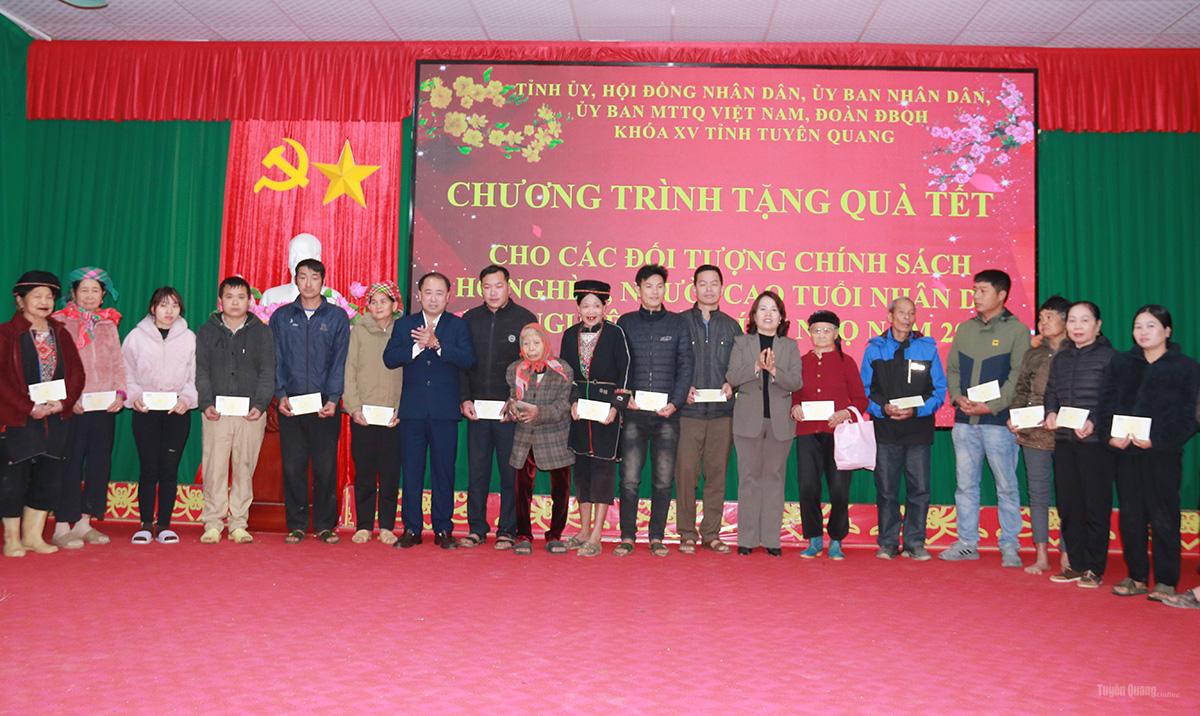 Trưởng đoàn ĐBQH hoạt động chuyên trách tỉnh Lý Thị Lan tặng quà gia đình khó khăn xã Bạch Xa.