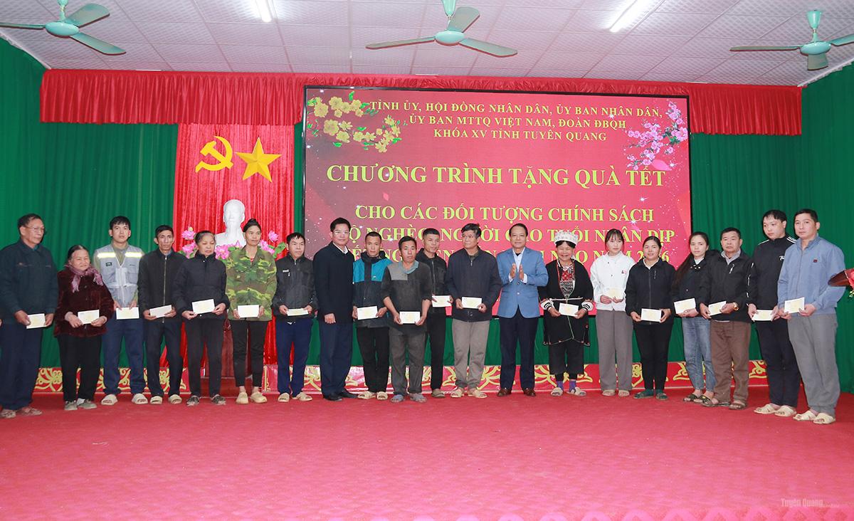 Đồng chí Vân Đình Thảo, Ủy viên Ban Thường vụ Tỉnh ủy, Trưởng Ban Quản lý các Khu Công nghiệp và Khu Kinh tế tỉnh trao quà cho các hộ nghèo, khó khăn xã Bạch Xa.