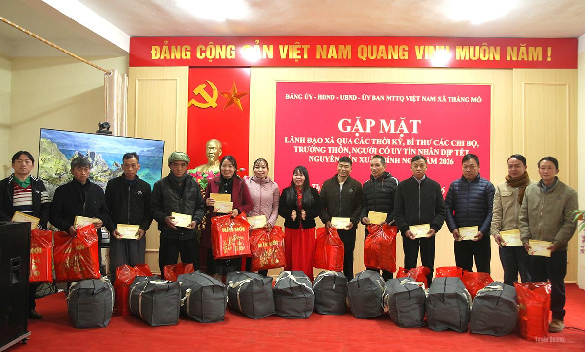 Lãnh đạo xã Thắng Mố tặng quà Tết các bí thư chi bộ xã.