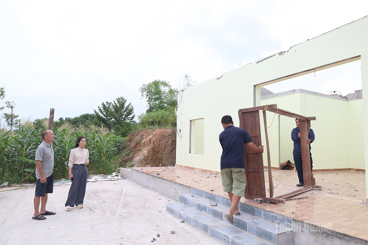 Người dân xã Yên Sơn tự nguyện tháo dỡ nhà cửa xây dựng trái phép.