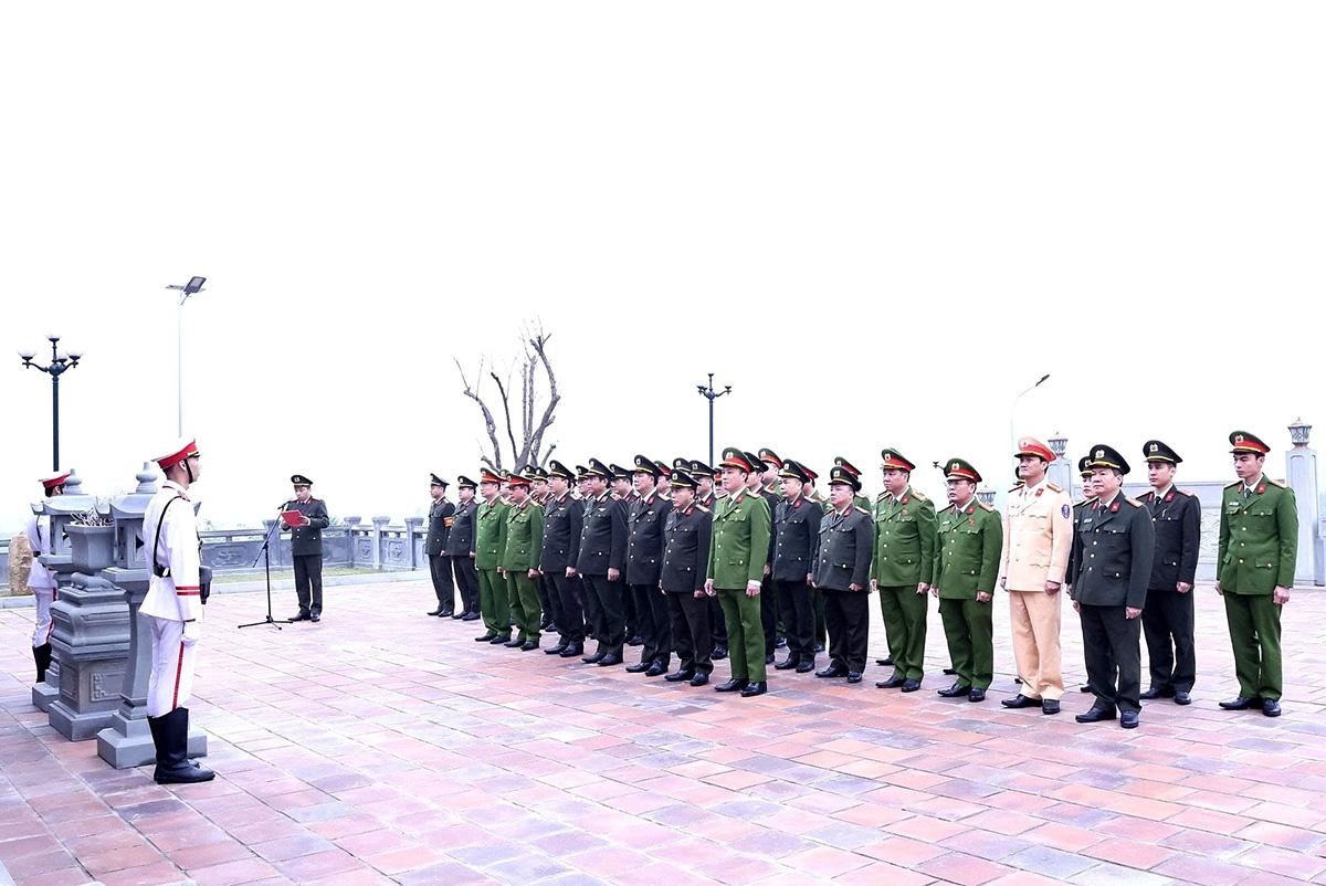 Đoàn đại biểu Công an tỉnh do Thiếu tướng Nguyễn Đức Thuận, Giám đốc Công an tỉnh làm Trưởng đoàn dâng hương tại Đền thờ Chủ tịch Hồ Chí Minh tại Công an tỉnh.