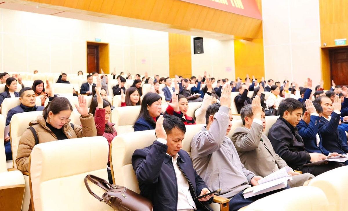 Các đồng chí đại biểu biểu quyết thống nhất sách danh sơ bộ người ứng cử.