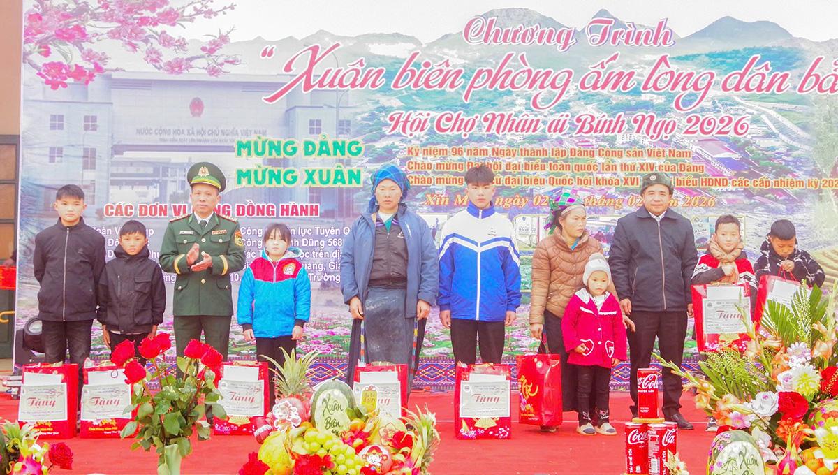 Lãnh đạo Ban Chỉ huy Bộ đội Biên phòng tỉnh tặng quà cho học sinh nghèo vượt khó.