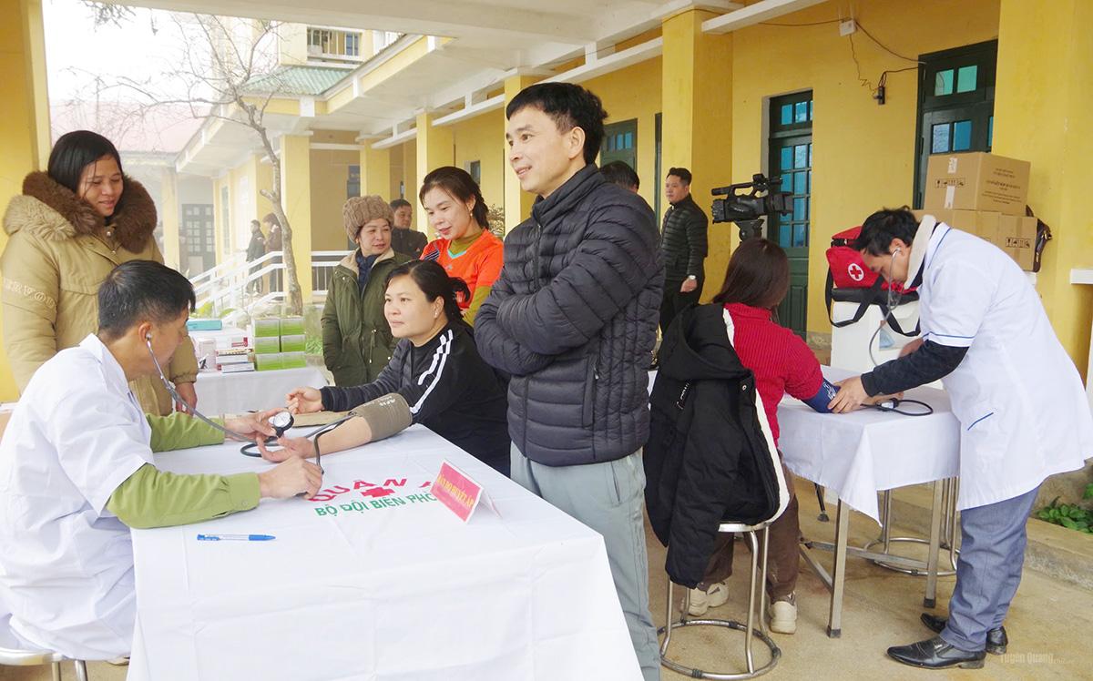 Các y, bác sĩ khám bệnh, tư vấn và cấp thuốc miễn phí cho người dân.