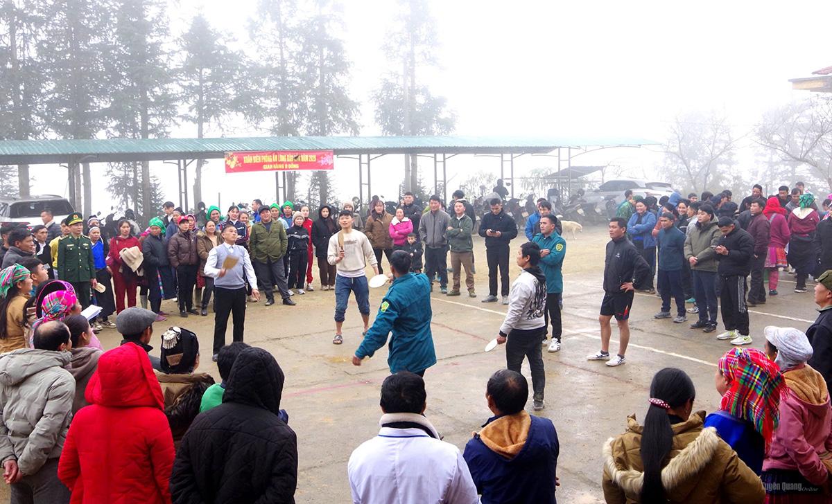 Cán bộ, chiến sĩ và Nhân dân các dân tộc trên địa bàn tham gia trò chơi dân gian, tạo không khí vui tươi, đoàn kết tại chương trình.