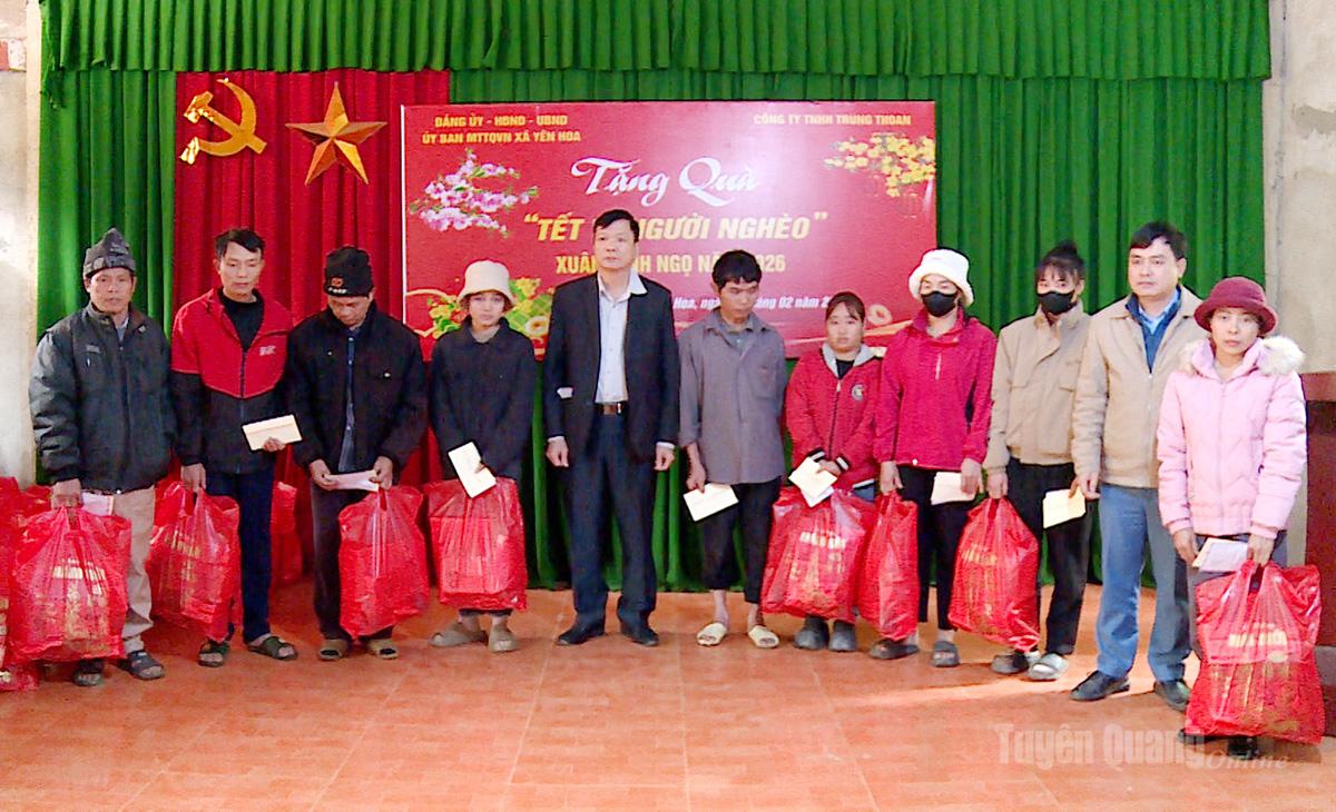 Các đồng chí đại biểu trao quà cho người dân xã Yên Hoa tại chương trình.