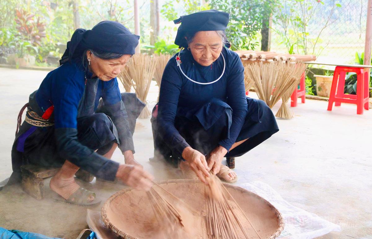 Những người phụ nữ Tày ở thôn Đồng Hương gắn bó với nghề làm hương 
thảo mộc.