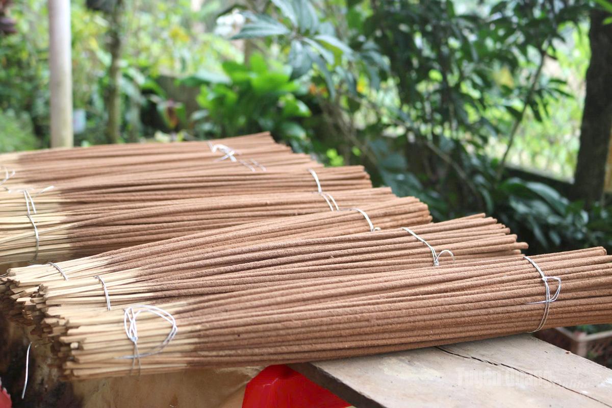 Những bó hương thảo mộc giá 30 nghìn đồng/bó.