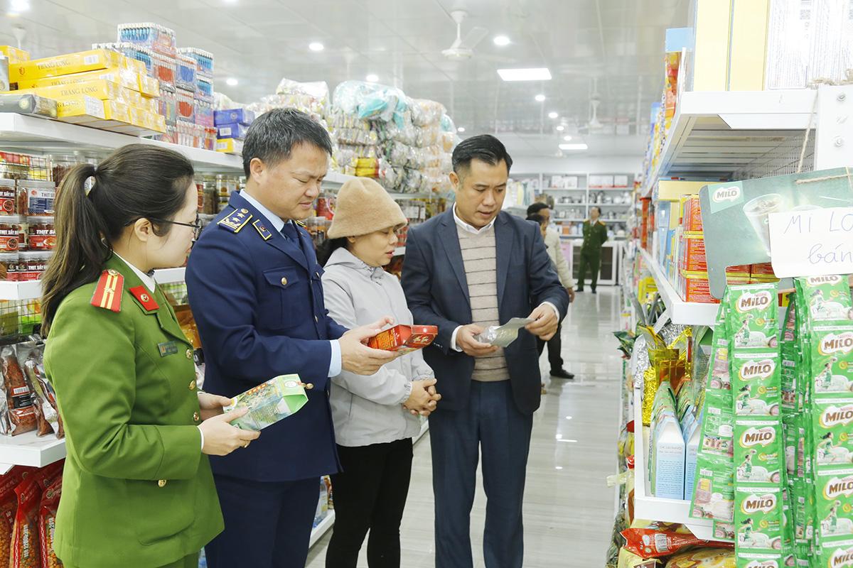 Đoàn kiểm tra liên ngành của Ban Chỉ đạo 389 tỉnh kiểm tra tại cơ sở kinh doanh ở phường Hà Giang 1.