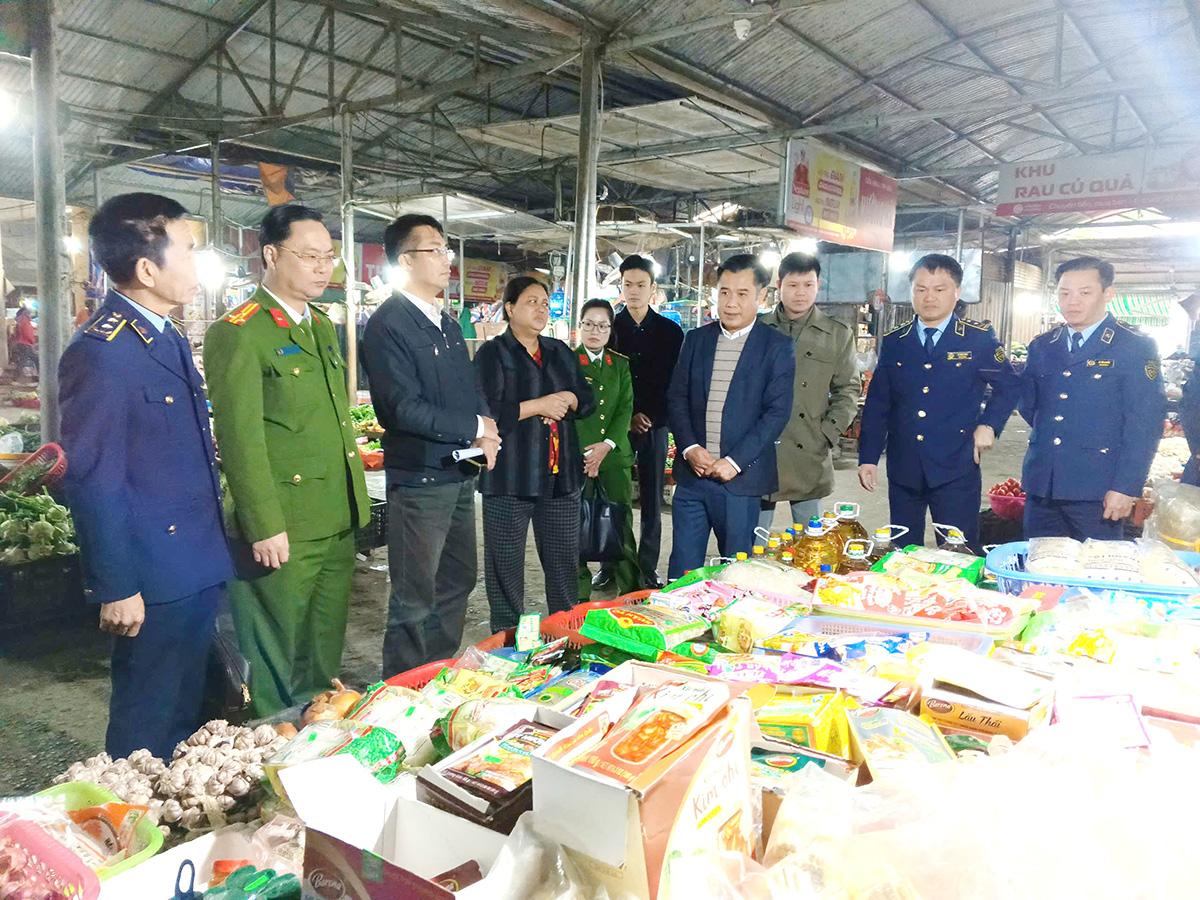 Đoàn kiểm tra liên ngành kiểm tra tại Chợ trung tâm phường Hà Giang 2.