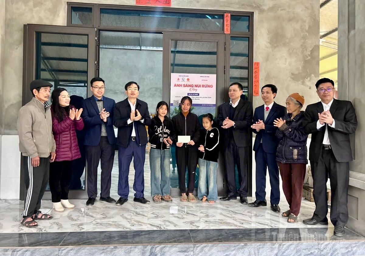 Đồng chí Nguyễn Lam Sơn, Ủy viên Ban Chấp hành Đảng bộ tỉnh, Phó Trưởng ban Thường trực Ban Tuyên giáo và Dân vận Tỉnh ủy dự khánh thành Nhà hạnh phúc cho em Đào Thị May, thôn Làng Làm xã Kiến Thiết.