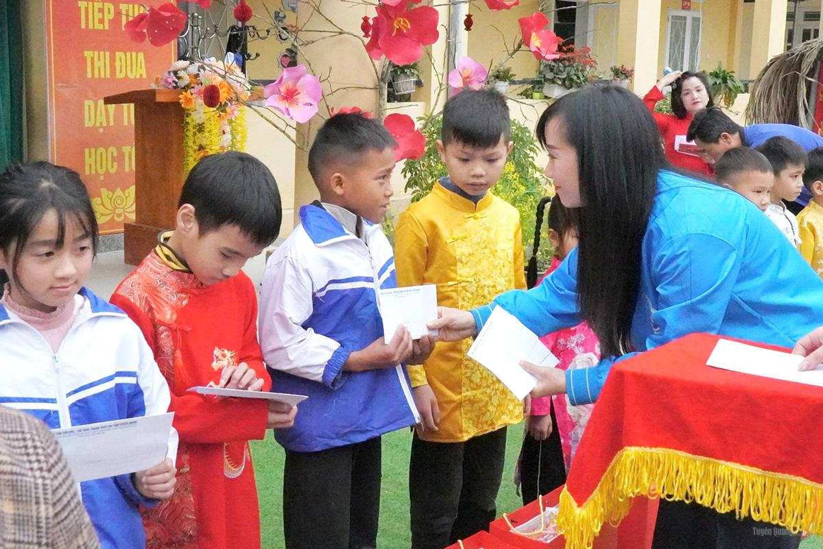 Đồng chí Hoàng Tường Vi, Phó Bí thư Tỉnh đoàn, Chủ tịch Hội đồng Đội tỉnh, Giám đốc Trung tâm Văn hoá – Thể thao Thanh thiếu nhi tỉnh tặng quà cho các em học sinh có hoàn cảnh khó khăn.