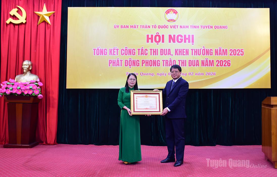 Đồng chí Hà Trung Kiên, Ủy viên Ban Thường vụ Tỉnh ủy, Phó Chủ tịch Thường trực Ủy ban MTTQ Việt Nam tỉnh trao Bằng khen của Thủ tướng Chính phủ cho cá nhân có thành tích xuất sắc trong công tác, góp phần vào sự nghiệp xây dựng chủ nghĩa xã hội và bảo vệ Tổ quốc