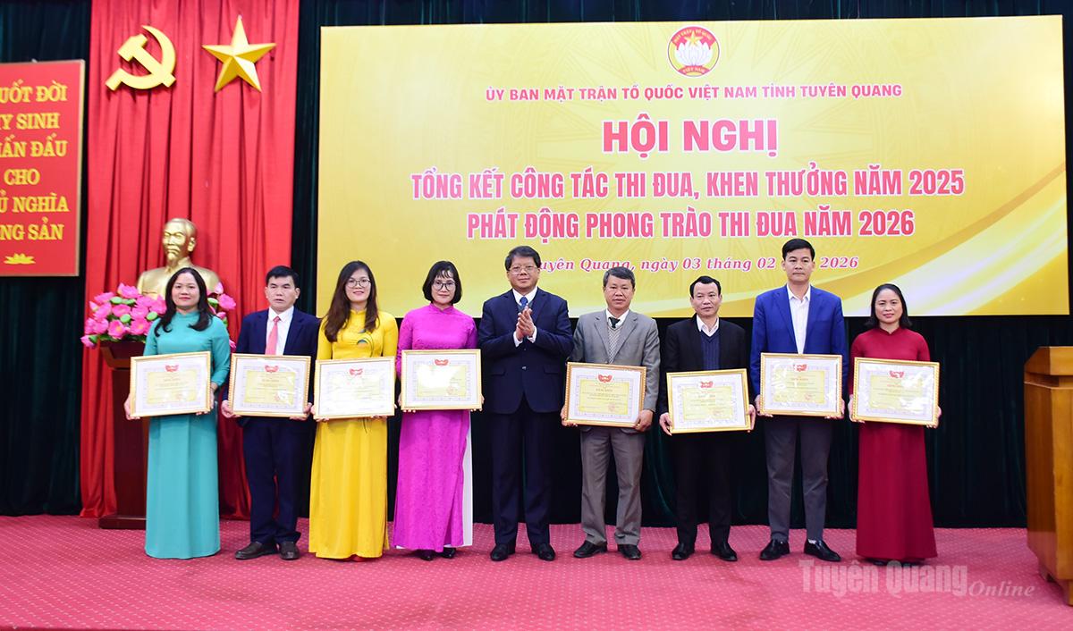 Đồng chí Hà Trung Kiên trao Bằng khen của Ủy ban MTTQ Việt Nam cho các tập thể có thành tích xuất sắc trong công tác Mặt trận năm 2025.