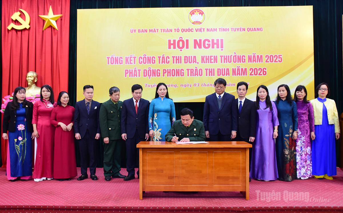 Đại diện lãnh đạo văn phòng, các ban, đơn vị trực thuộc ký kết giao ước thi đua năm 2026.