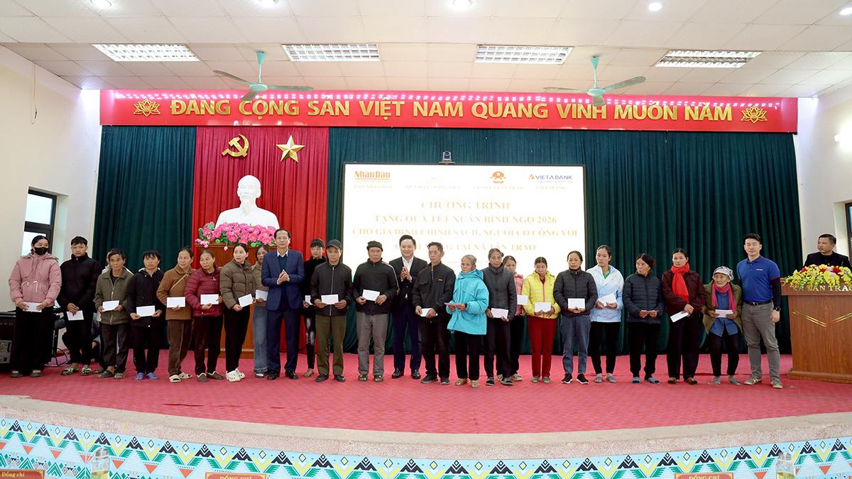 Lãnh đạo Báo Nhân Dân và lãnh đạo xã Tân Trào tặng quà các gia đình chính sách trên địa bàn.