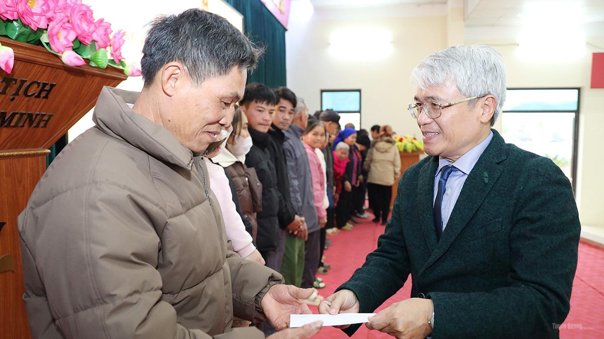 Đại diện Quỹ Hạt giống Việt trao quà cho các hộ gia đình