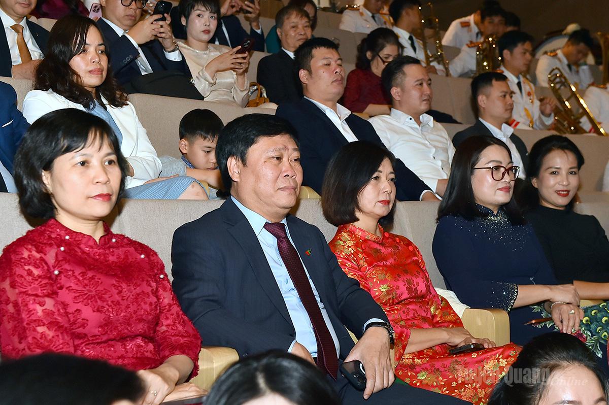 Các đồng chí lãnh đạo Báo và phát thanh, truyền hình Tuyên Quang cùng các tác giải đoạt giải dự lễ trao giải.