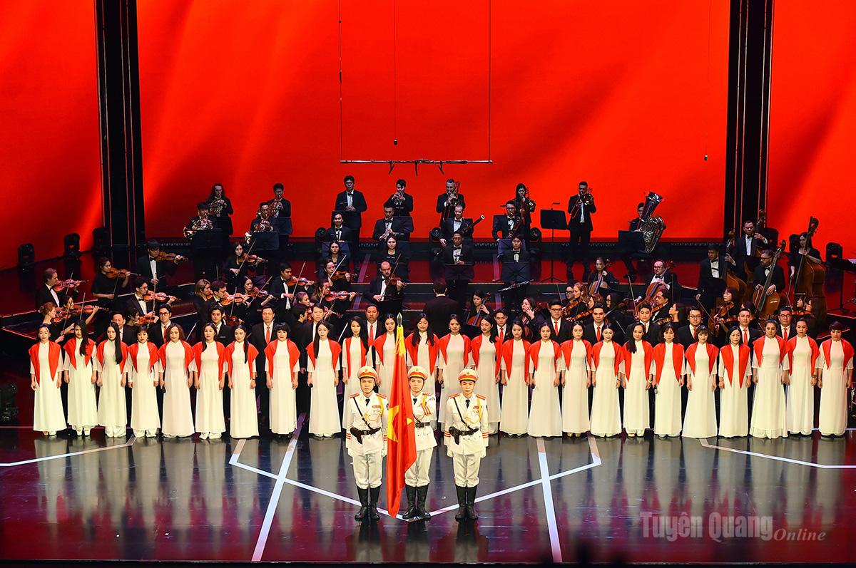 Nghi thức Chào cờ tại lễ trao giải.