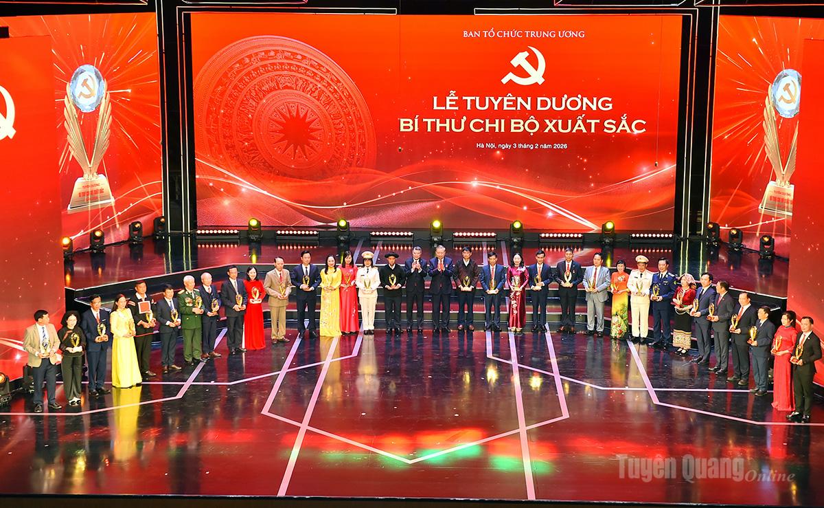 Tổng Bí thư Tô Lâm và Trưởng Ban Tổ chức Lê Minh Hưng trao kỷ niệm chương cho các Bí thư chi bộ xuất sắc tiêu biểu.