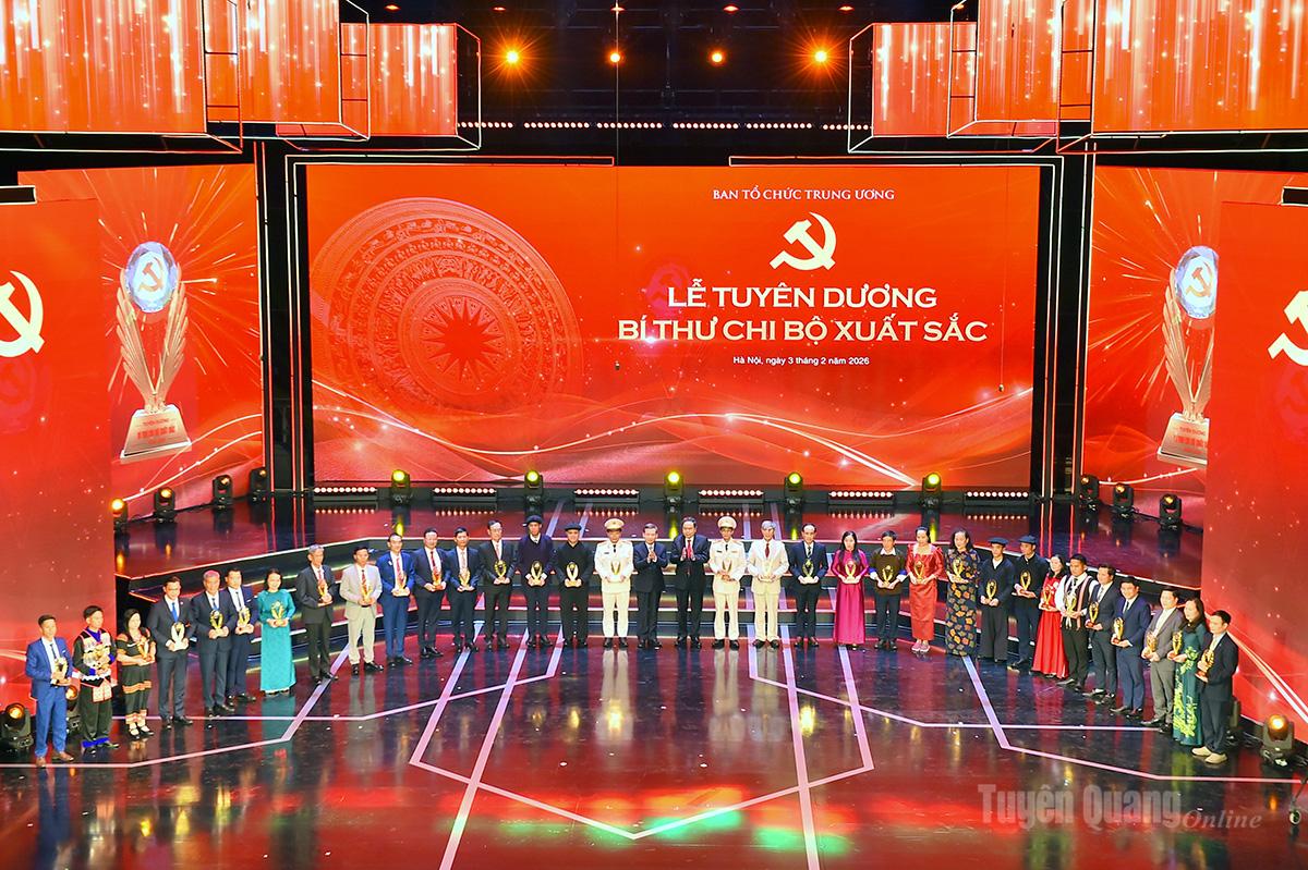 Chủ tịch Quốc hội Trần Thanh Mẫn và các đồng chí lãnh đạo Đảng trao biểu trưng danh hiệu Bí thư chi bộ xuất sắc, trong đó có 2 bí thư chi bộ thuộc Đảng bộ tỉnh Tuyên Quang.