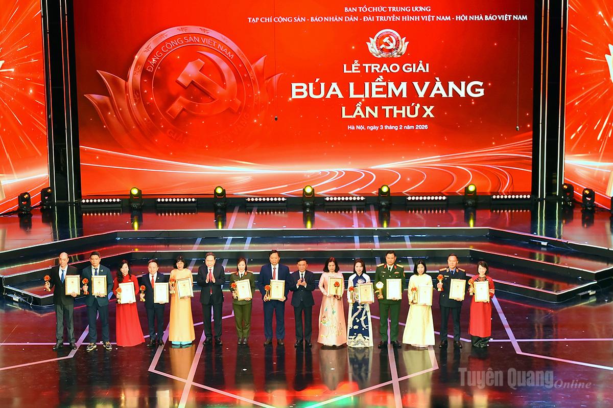 Đồng chí Chủ tịch Quốc hội Trần Thanh Mẫn trao giải B cho các tác giả, nhóm các tác giả.