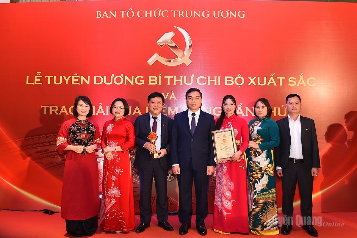  Đồng chí Ma Thế Hồng, Phó Bí thư Tỉnh ủy, Chủ tịch Ủy ban MTTQ tỉnh cùng nhóm tác giả đoạt giải B giải Búa liềm vàng 2025.