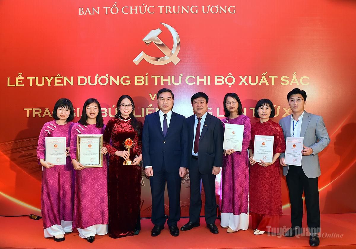 Đồng chí Ma Thế Hồng, Phó Bí thư Tỉnh ủy, Chủ tịch Ủy ban MTTQ tỉnh và các tác giả đoạt giải C.