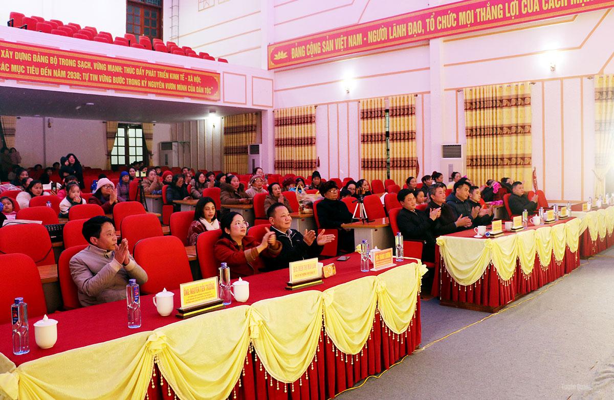 Các đại biểu tham dự chương trình văn nghệ.