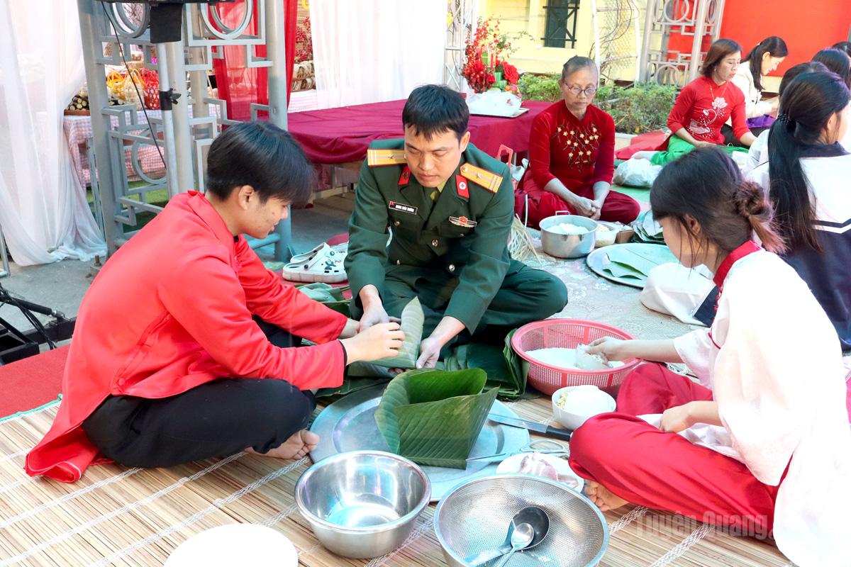 Trường THCS An Tường tổ chức gói bánh chưng, tạo không gian trải nghiệm Tết cổ truyền. 