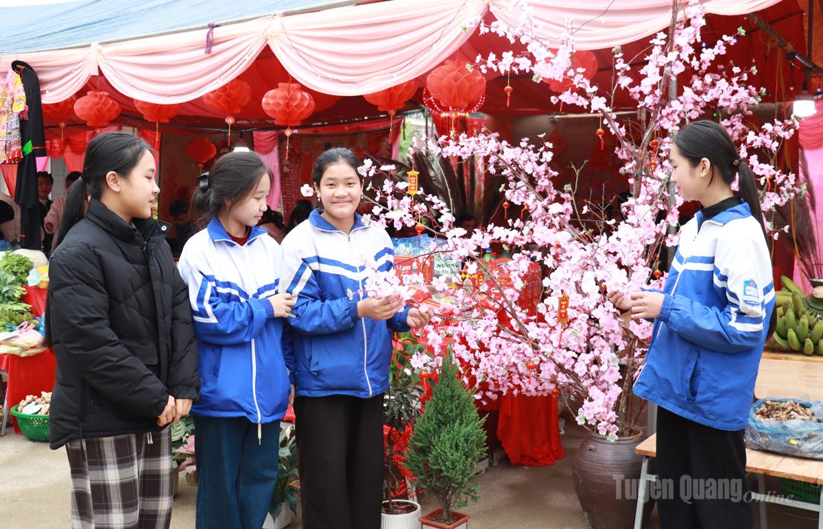 Sắc xuân lan tỏa sân trường THCS Ngọc Minh (xã Bạch Ngọc) qua những hoạt động trải nghiệm Tết cổ truyền.