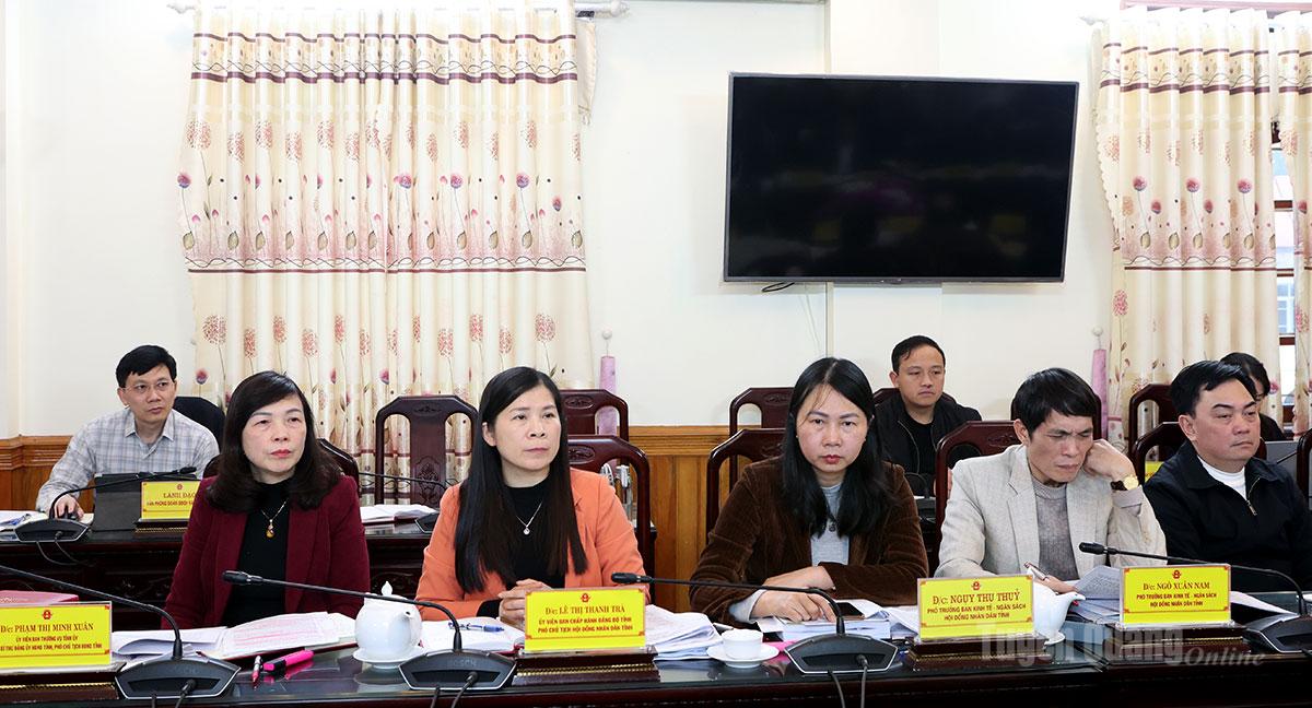Đồng chí Phạm Thị Minh Xuân, Ủy viên Ban Thường vụ Tỉnh ủy, Phó Chủ tịch HĐND tỉnh; Lê Thị Thanh Trà, Ủy viên BCH Đảng bộ tỉnh, Phó Chủ tịch HĐND tỉnh và đại biểu dự họp.