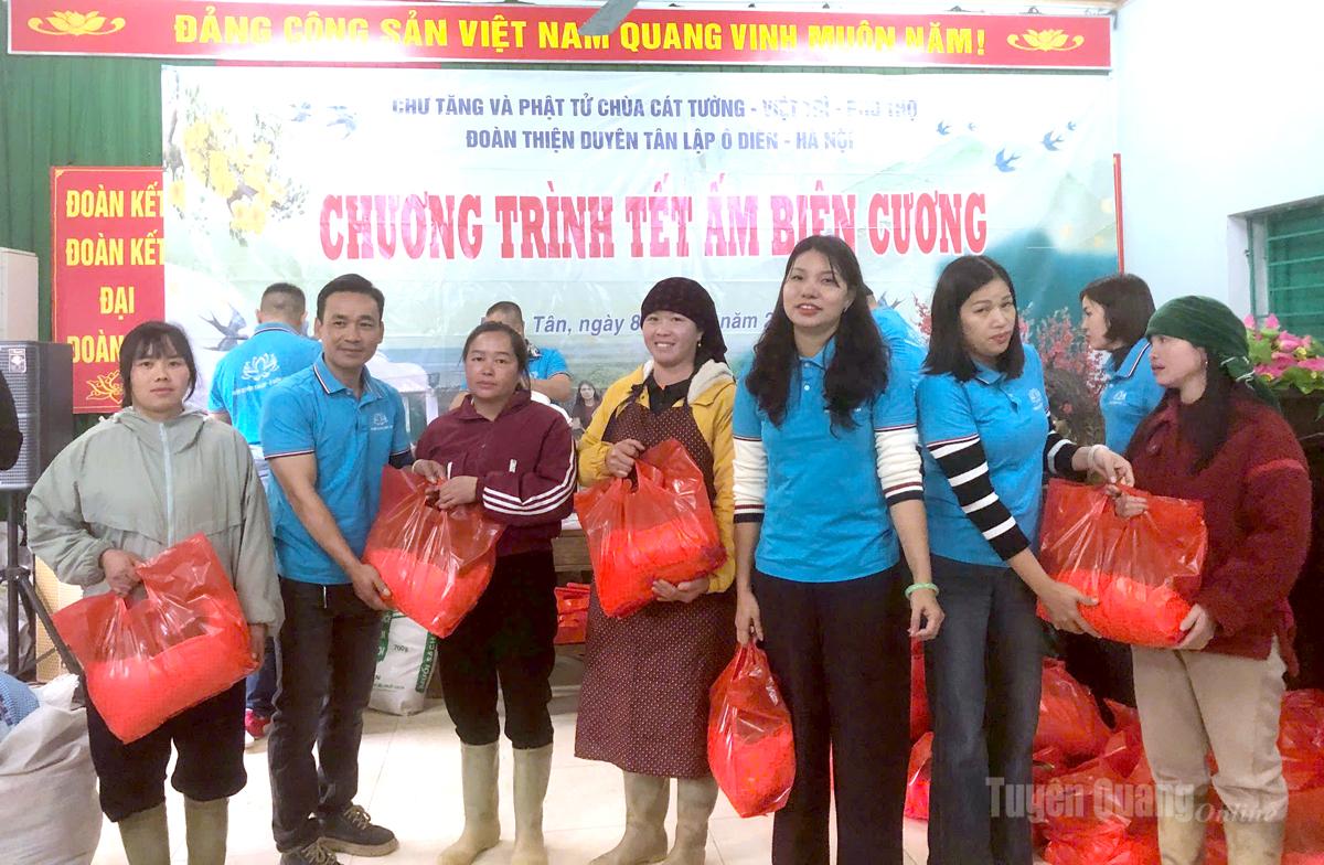 Đại diện đoàn thiện nguyện trao tặng các phần quà cho người dân thôn Hoàng Lỳ Pả và Mã Hoàng Phìn.