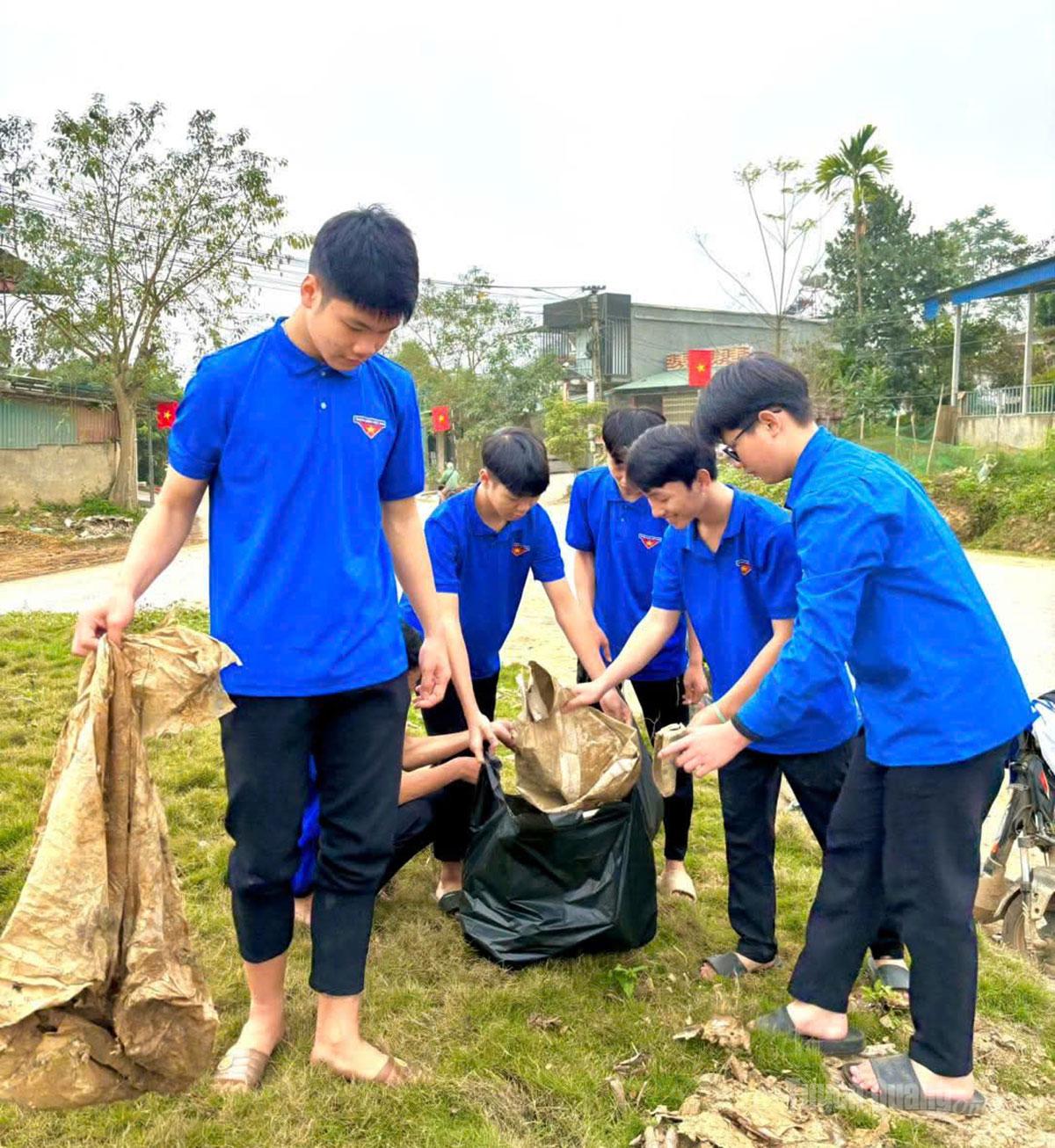 Đoàn thanh niên xã Kim Binh thường xuyên dọn dẹp, vệ sinh giữ cảnh quan môi trường.