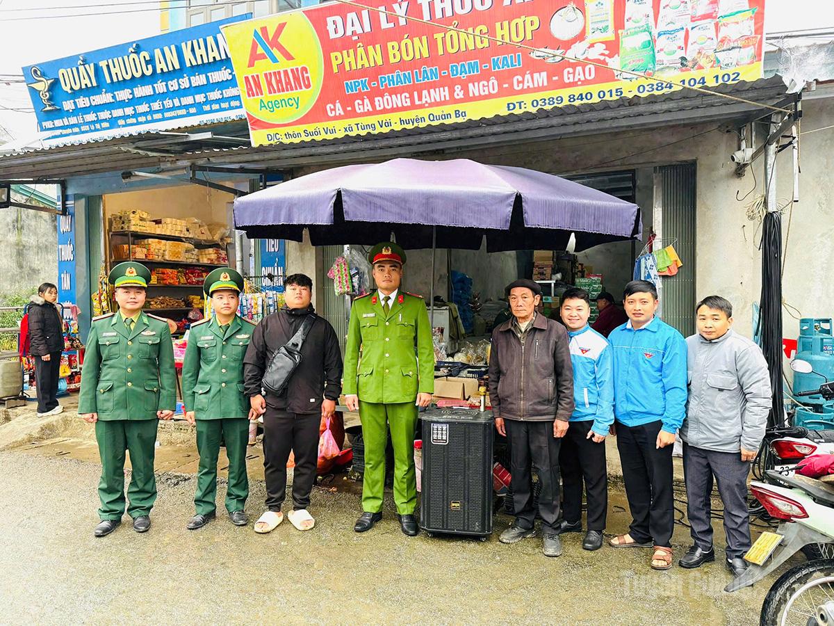 Cán bộ, chiến sĩ Đồn biên phòng Tùng Vài phối hợp tuyên truyền bầu cử bằng loa kéo tại chợ phiên.