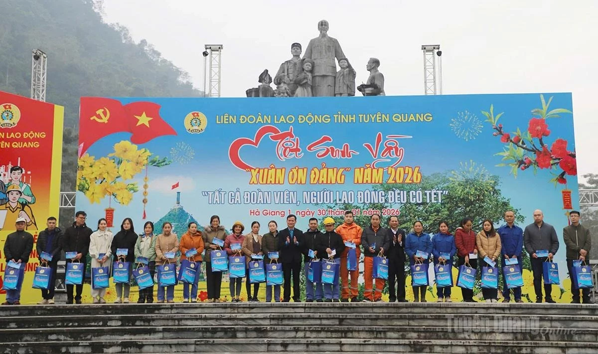 The provincial Labour Federation organized the “Tet Sum Vay” (Tet Reunion) program in Ha Giang 1 Ward.