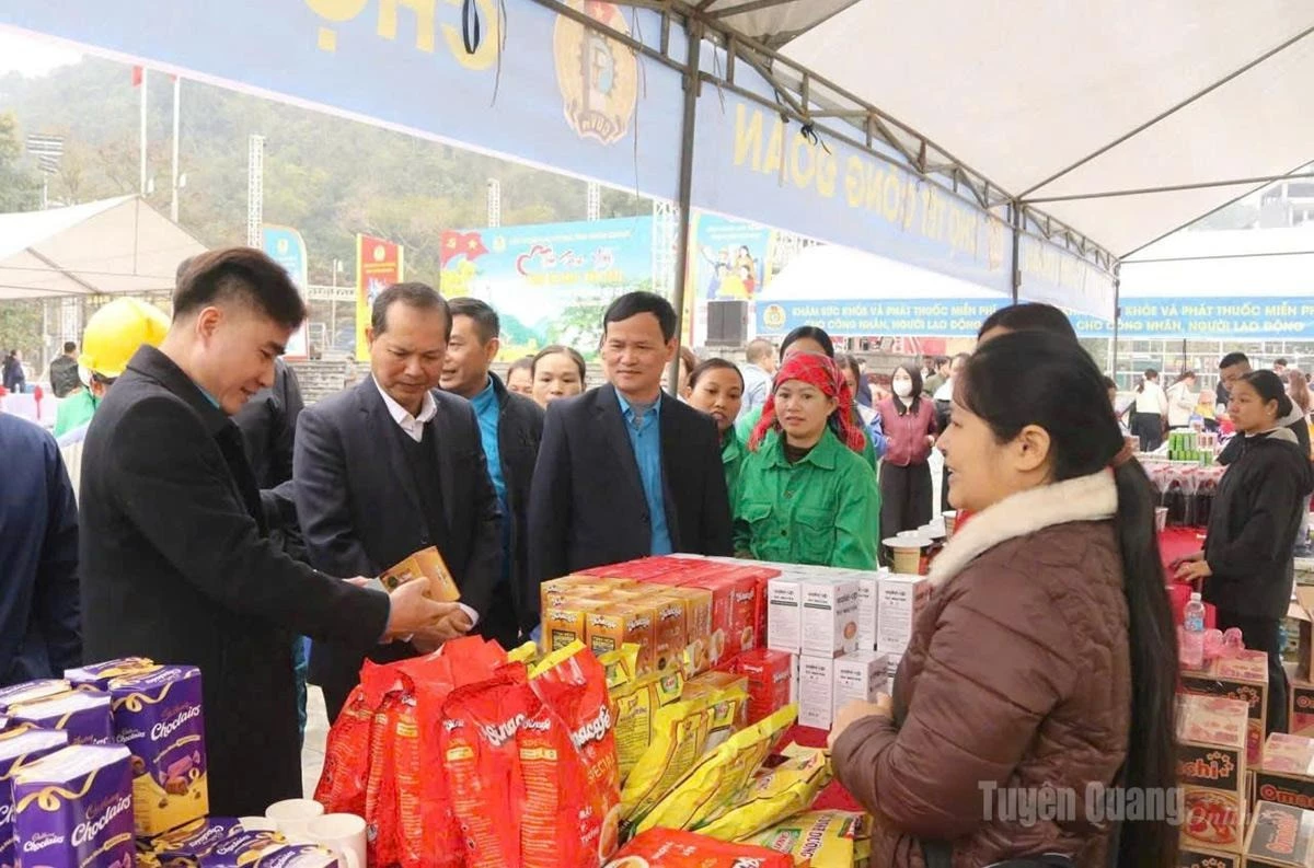 Leaders of the provincial Labour Federation visited booths at the “Trade Union Tet Market - Spring 2026” program.