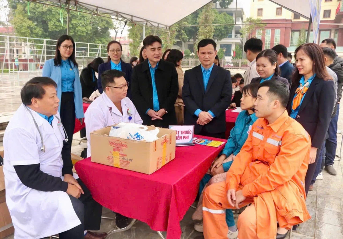  Đoàn viên, người lao động được các bác sĩ thăm, khám bệnh miễn phí.