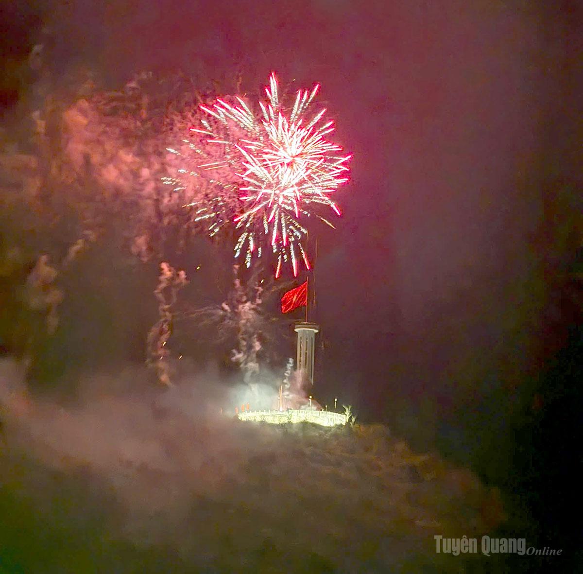 Pháo hoa trên Cột cờ Quốc gia Lũng Cú chào Xuân Bính Ngọ 2026. (Ảnh: Hoàng Tuyến).