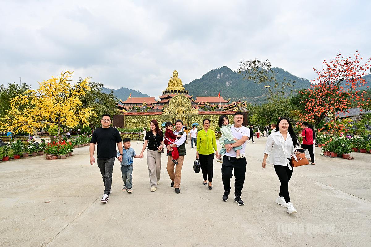 Families organize pilgrimage trips to Truc Lam Chinh Phap Zen Monastery.