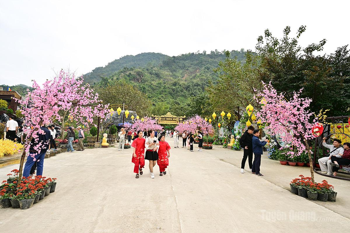 The spring scenery delights visitors.