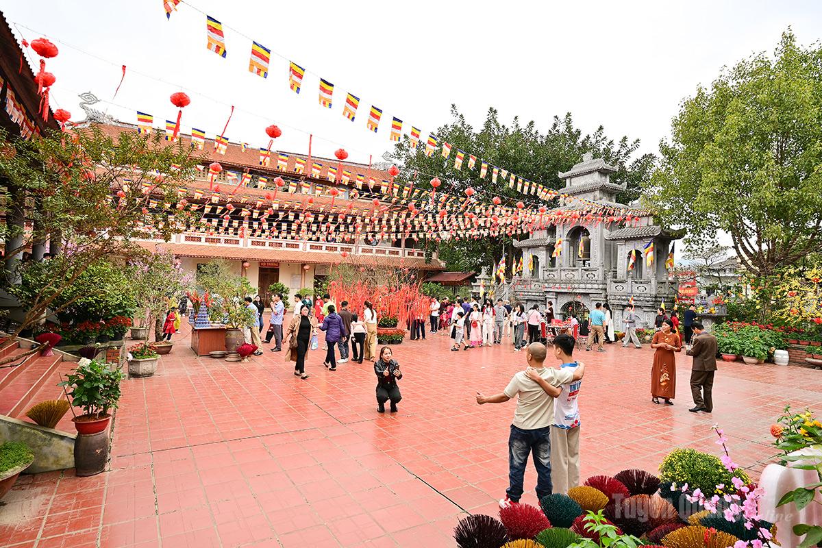 An Vinh Pagoda in An Tuong Ward on the first day of the Lunar New Year.