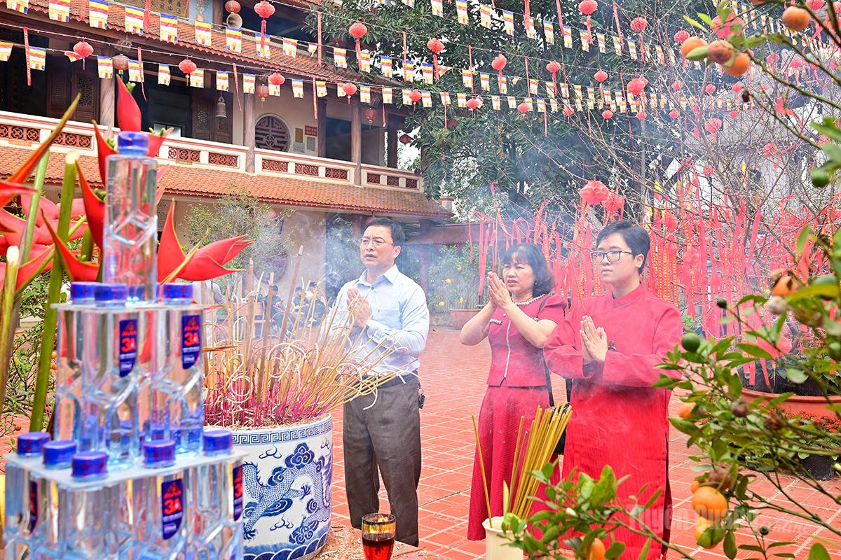 Families pray for peace.