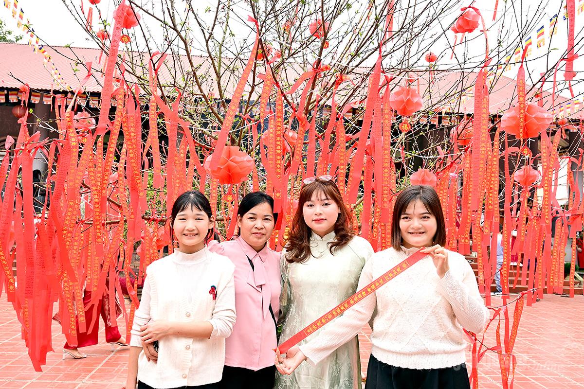 The spring atmosphere at the pagodas.