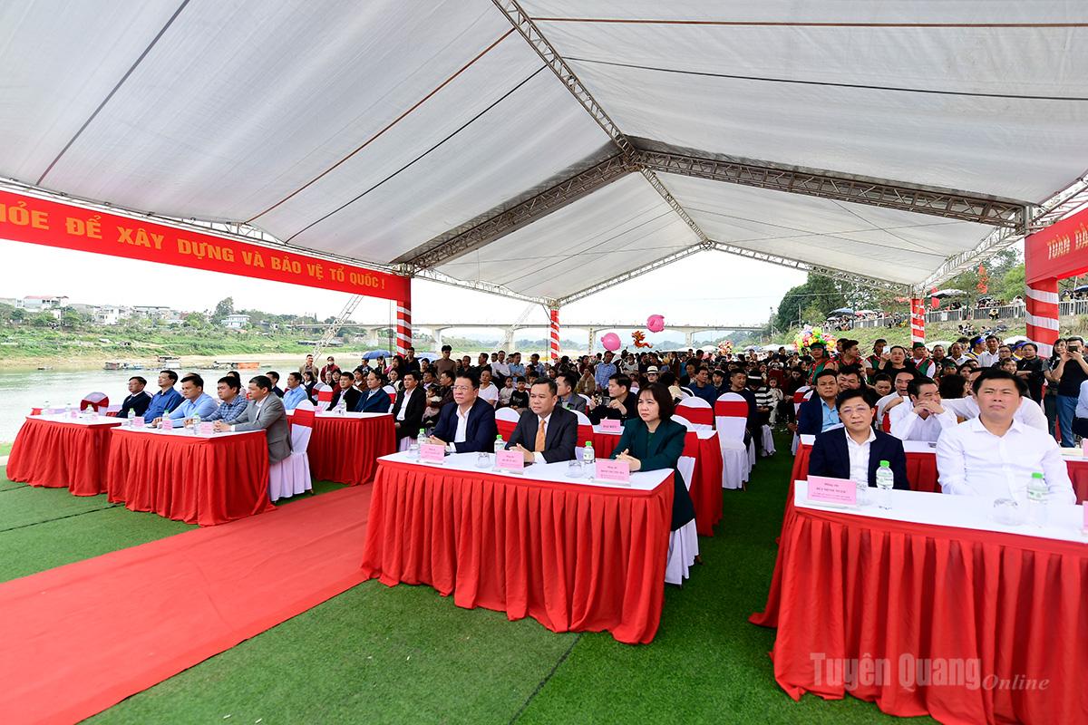 Các đại biểu dự Hội đua thuyền trên sông Lô.