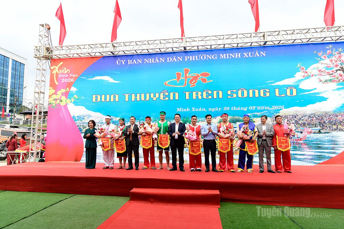 Đồng chí Trần Mạnh Lợi, Ủy viên Ban Thường vụ Tỉnh ủy, Trưởng Ban Tuyên giáo và Dân vận Tỉnh ủy và các đại biểu tặng cờ lưu niệm và hoa cho các đội đua.