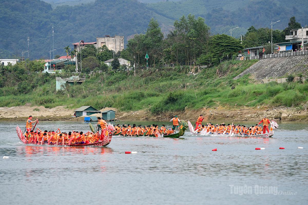 Các đội đua chuẩn bị xuất phát.