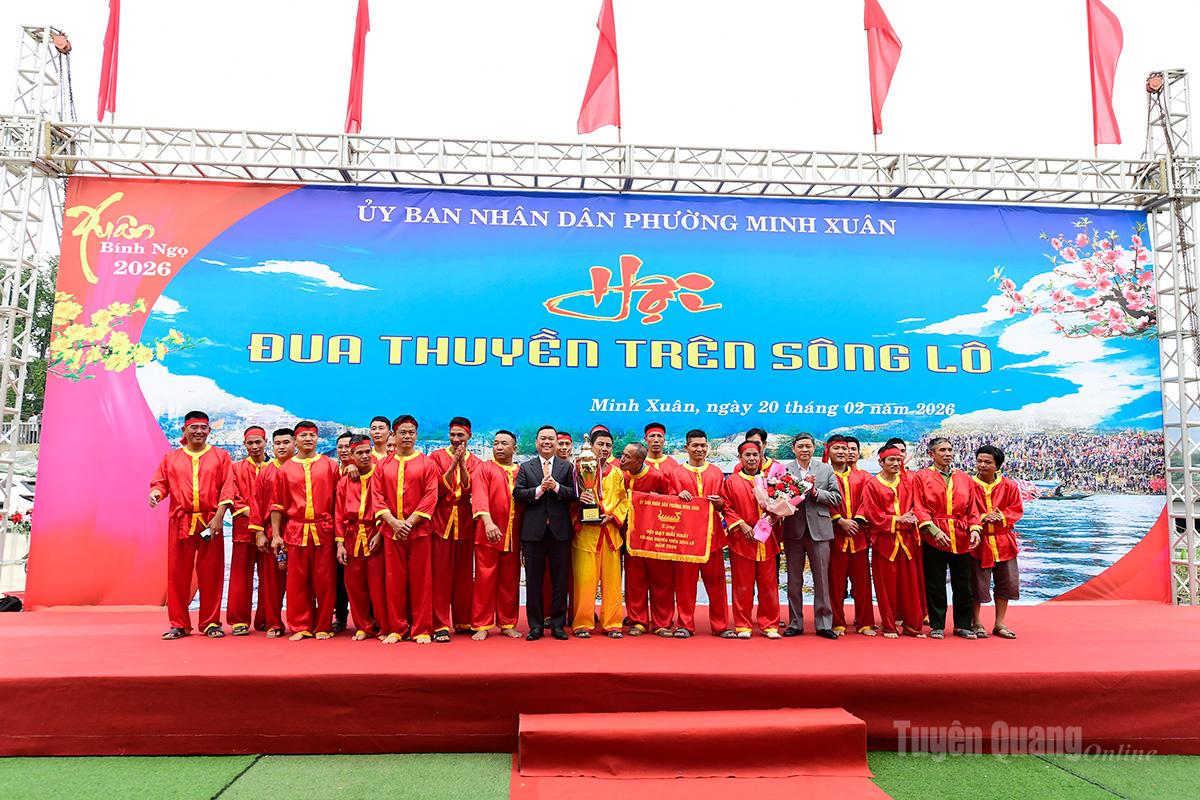 Lãnh đạo phường Minh Xuân trao cúp, cờ, hoa cho đội phường Nông Tiến giành giải Nhất hội Đua thuyền trên sông Lô năm 2026.