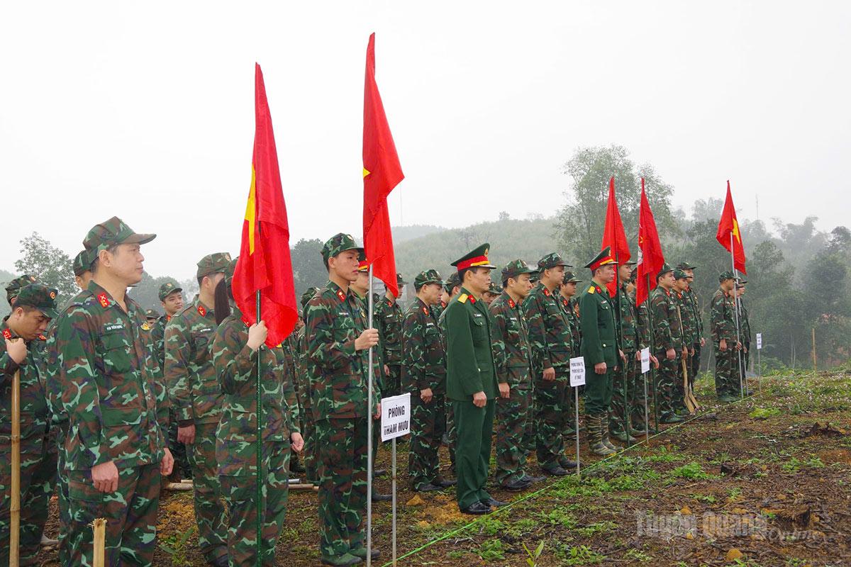 Cán bộ, chiến sĩ Bộ CHQS tỉnh tại lễ phát động Tết trồng cây đời đời nhớ ơn Bác Hồ xuân Bính Ngọ 2026.